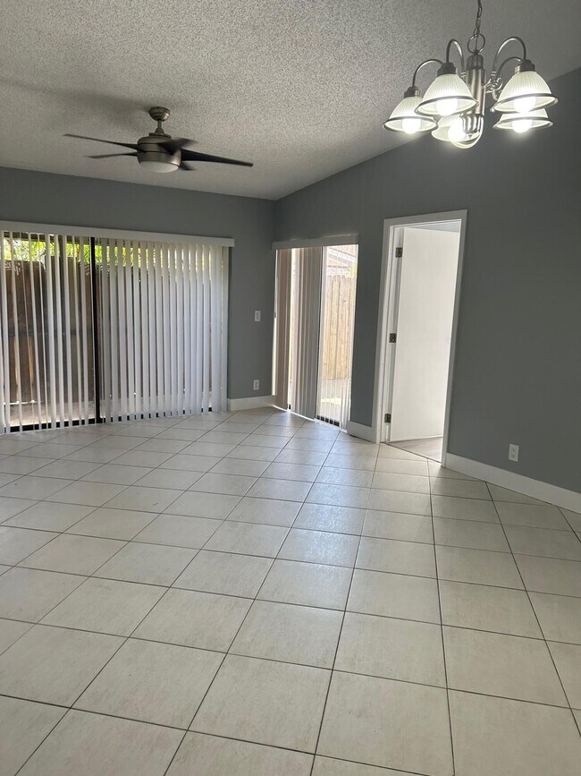 Foto del edificio - 161 Meadows Dr