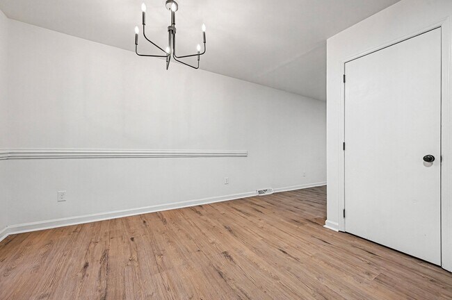 Foto del edificio - 5001 Lakecrest Dr