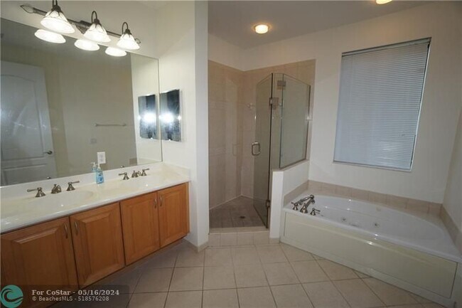 Building Photo - 1642 SW 33rd Ct