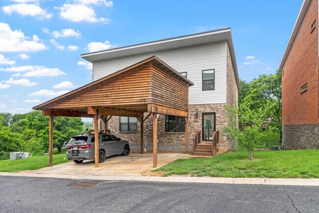 Building Photo - Large 3 Bedroom 3 1/2 Bath Condo For Rent ...