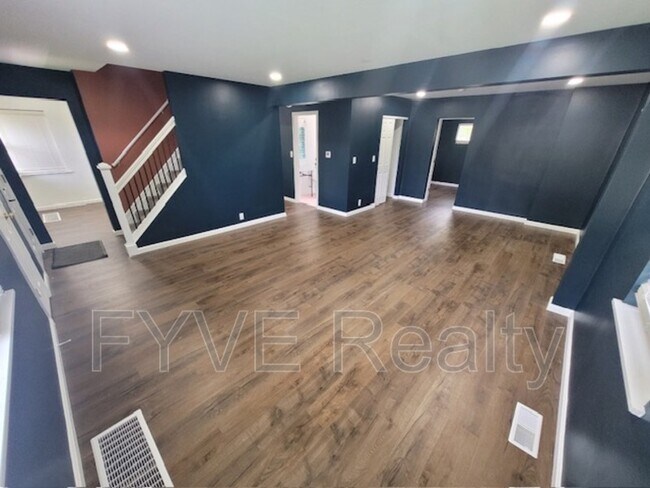 Building Photo - 348 Bonnie Leslie Ave