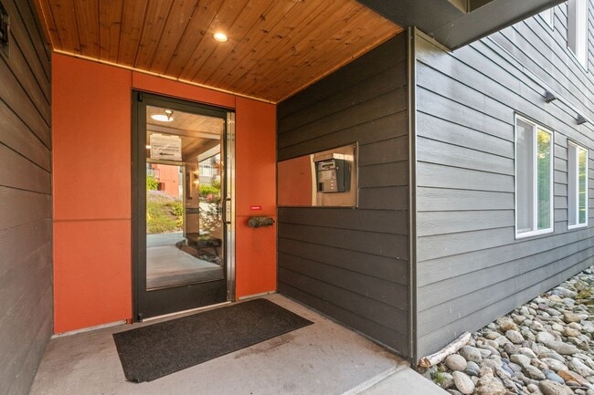 Building Photo - 2Bd/1.75Ba Seattle Condo