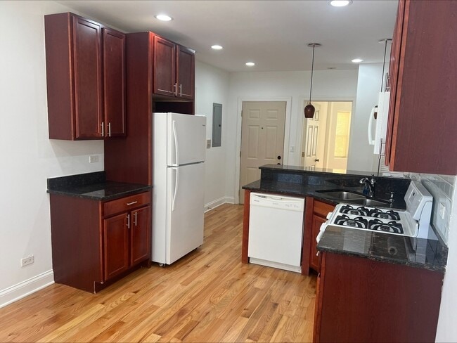 Foto del edificio - 6176 N Winchester Ave
