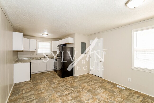 Foto del edificio - Come view this charming 3BR 1BA brick home
