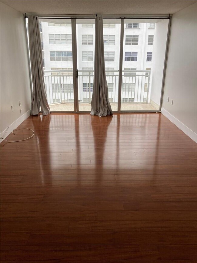 Building Photo - 18051 Biscayne Blvd