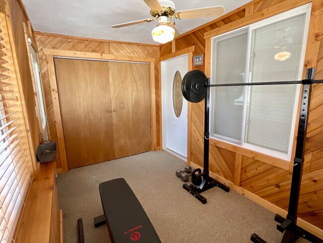Foto del edificio - Charming 2-Bedroom Corner Lot Home with Be...