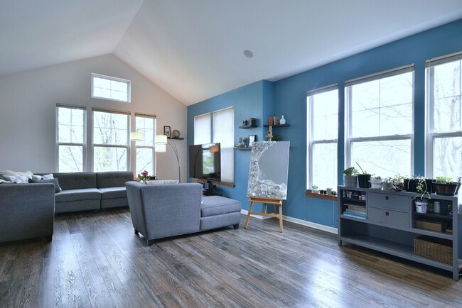 Foto del edificio - 5600 Cloverdale Rd