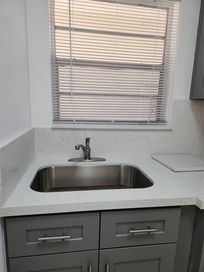 Building Photo - 2466 Lincoln St