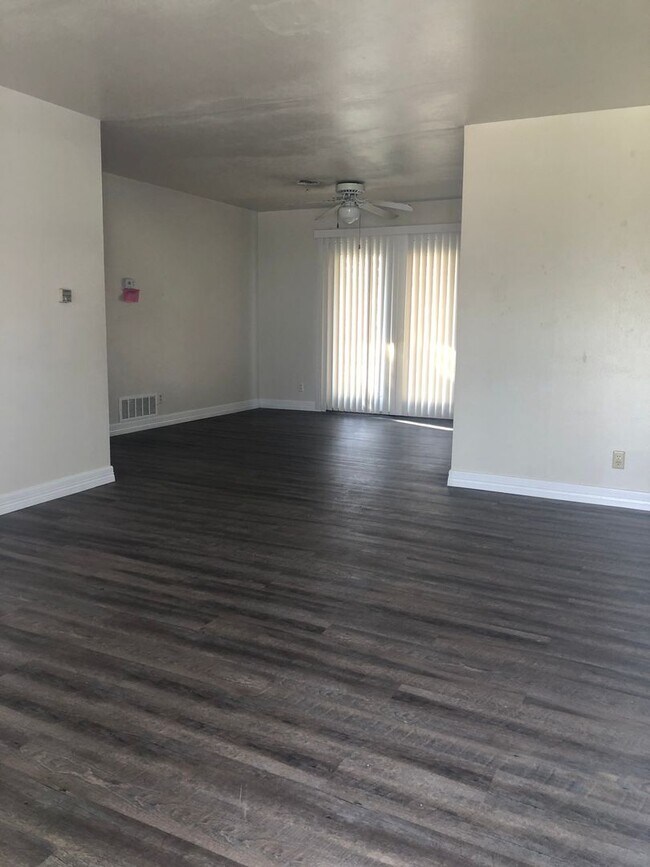 Foto del edificio - *Lease Pending* Comfortable three bedroom home!