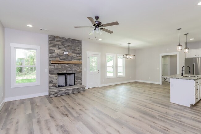 Building Photo - Gorgeous 3 Bedroom