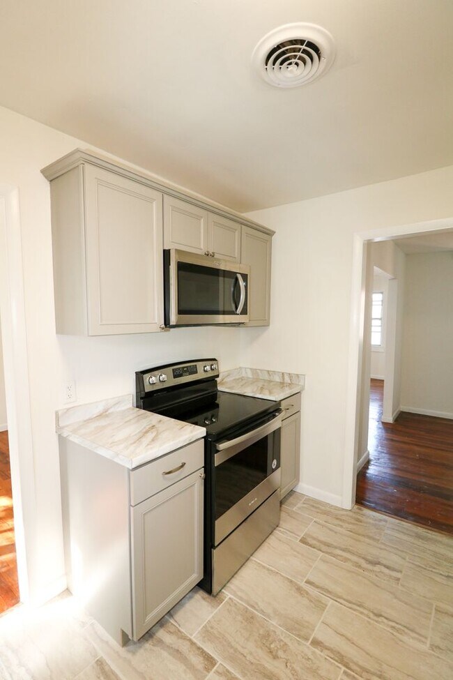 Building Photo - Adorable Pell City Home