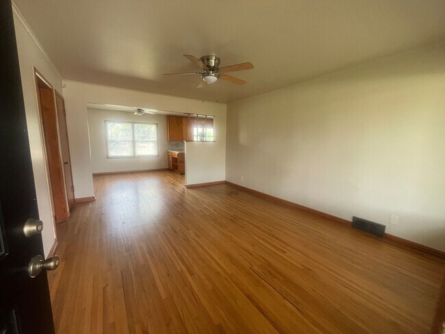 Foto del edificio - Midtown bungalow, beautiful hard wood floors, lots of natural light.