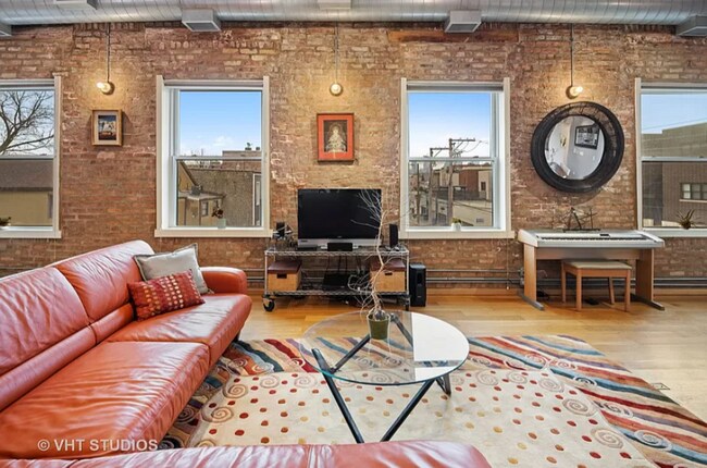 Building Photo - 648 N Damen Ave