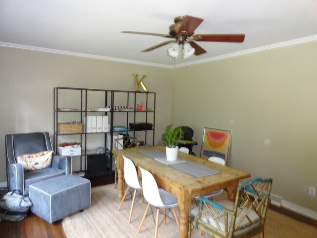 Foto del edificio - 5531 Farmbrook Dr