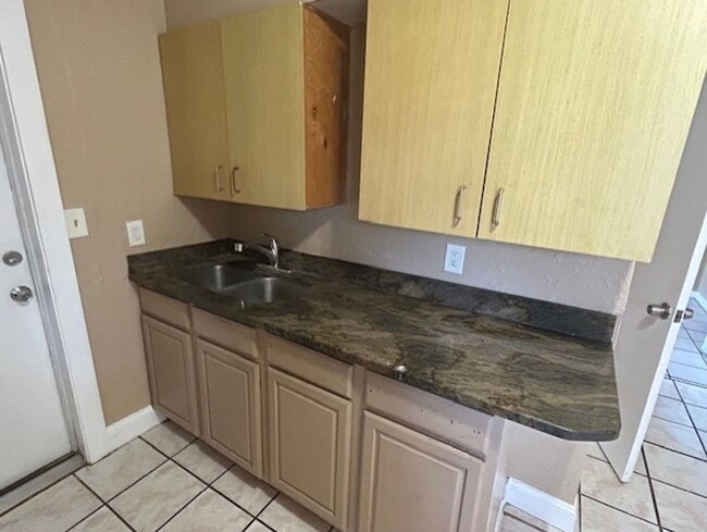 Foto del edificio - 2/1 available now!