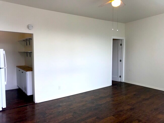 Living Area - 321 Pier Ave