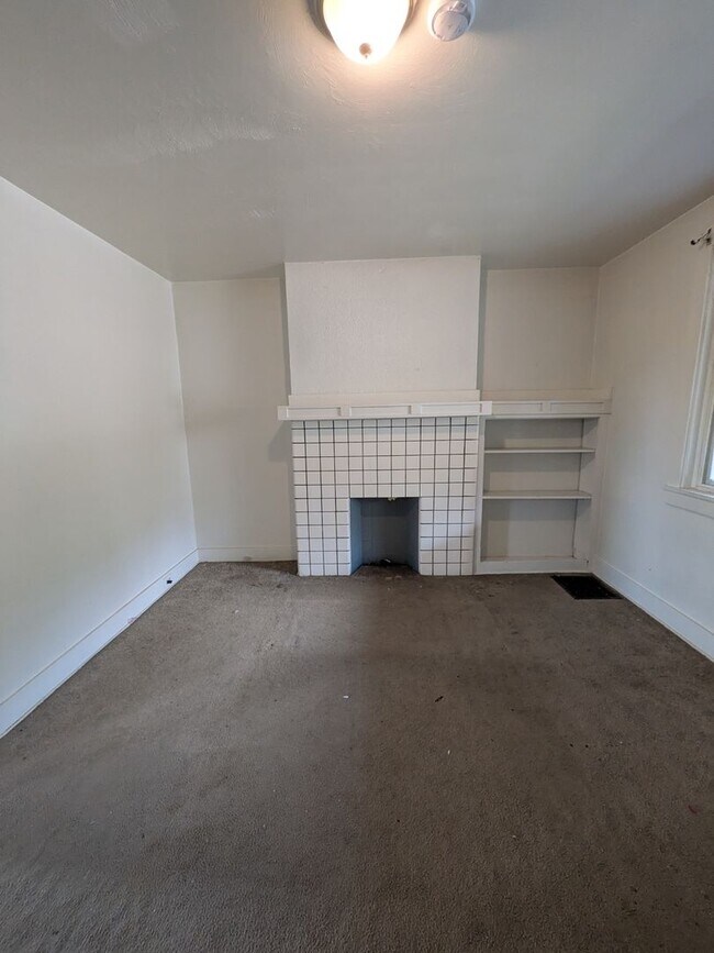 Foto del edificio - 2 bed 1 bath home with large living room a...