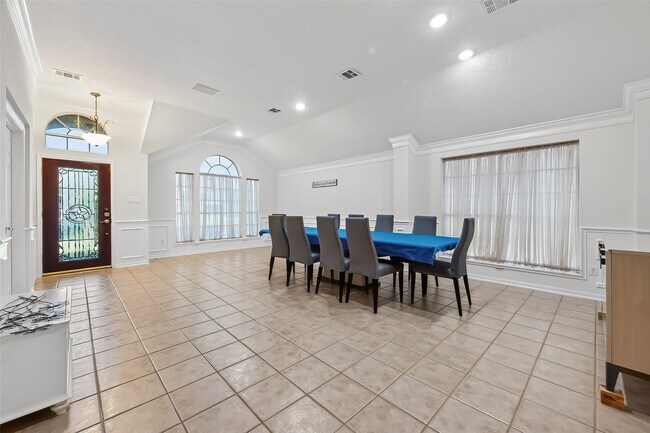 Building Photo - 10827 Oak Bayou Ln