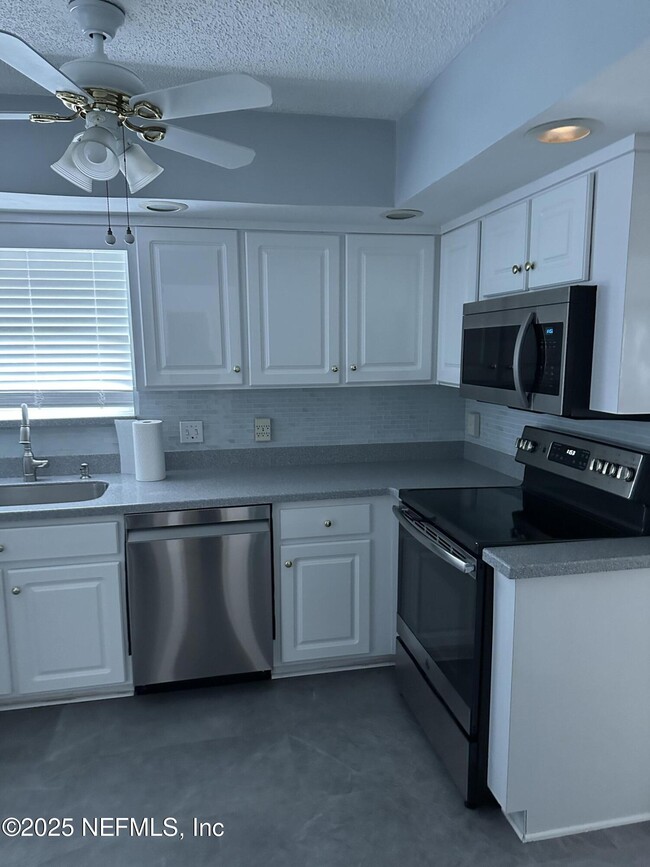 Building Photo - 6192 Duclay Forest Dr S