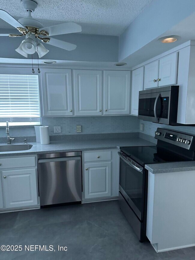 Foto del edificio - 6192 Duclay Forest Dr S