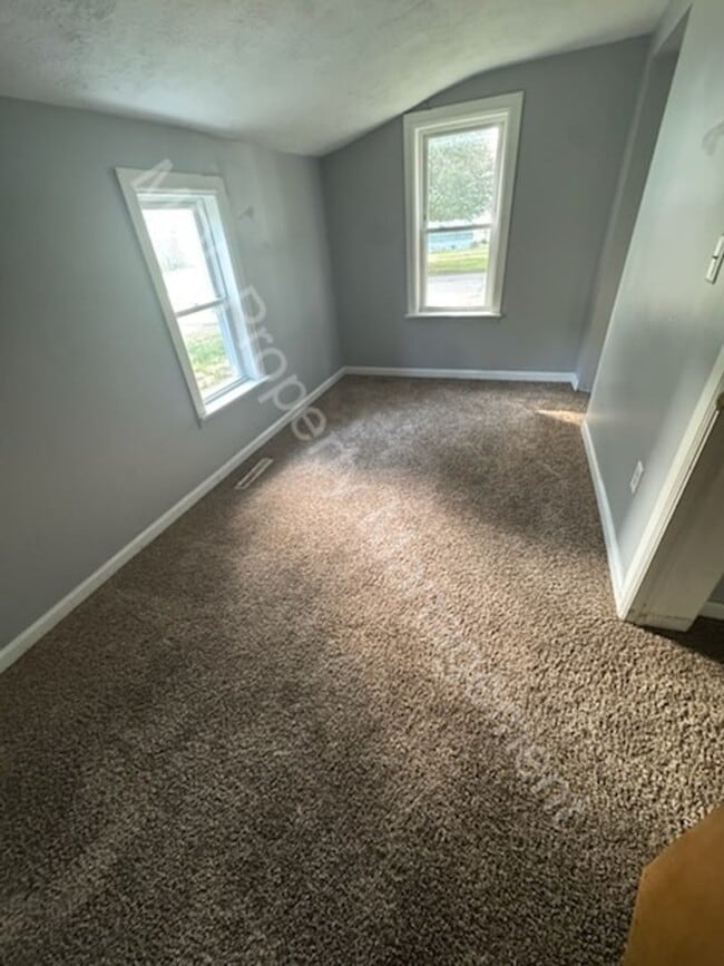 Building Photo - Spacious 3 bed 1 bath with 2 car garage an...