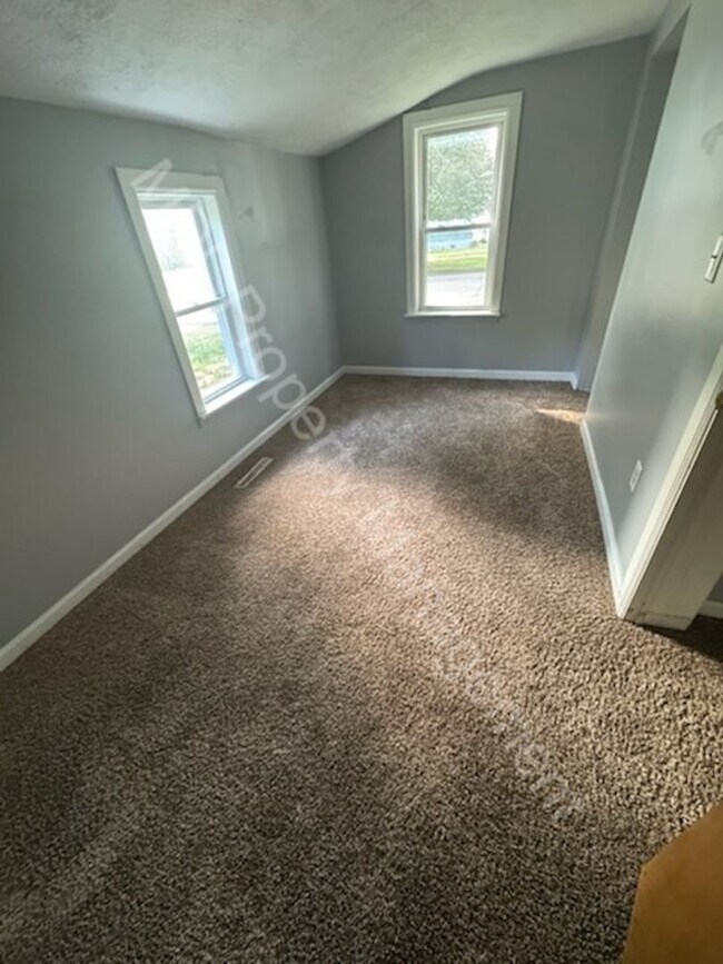 Foto del edificio - Spacious 3 bed 1 bath with 2 car garage an...
