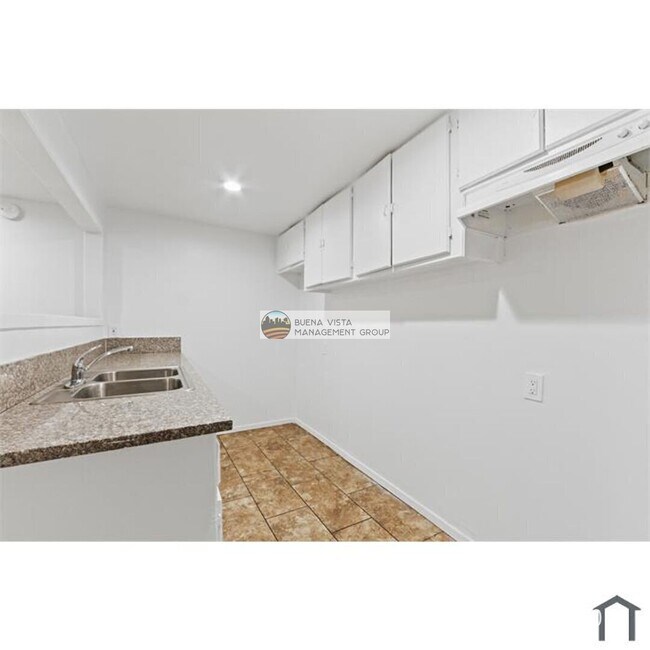 Foto del edificio - 1004-1010 N Burris Ave-1010 1/2 N Burris Ave
