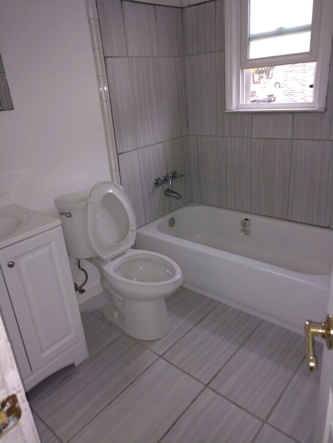 Main Bathroom - 2512 Prince St