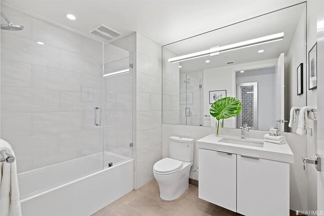 Private Bathroom (+ Guest) - 3131 Pierce St