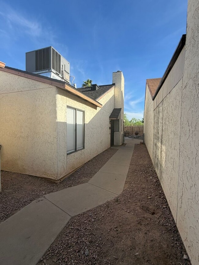 Foto del edificio - 2 Bedroom 2 bath private enclosed yard for