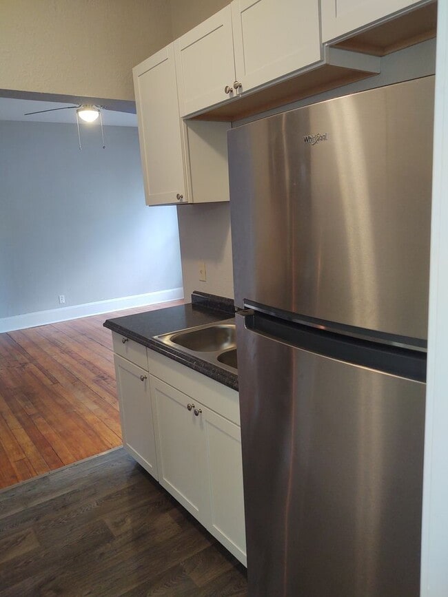 Building Photo - 611 N Perry St