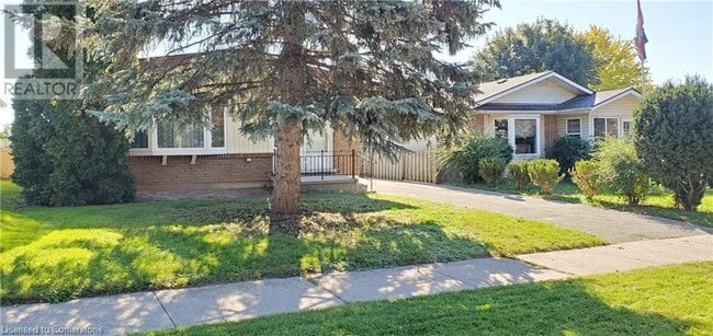 Building Photo - 102 Pepperwood Crescent
