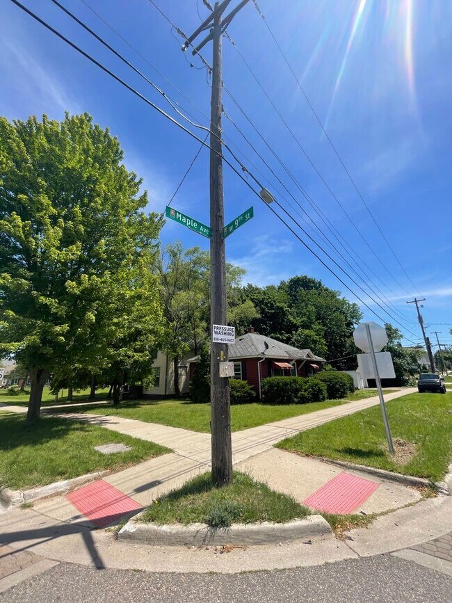 Building Photo - Lovely 2 Bedroom Downtown Holland