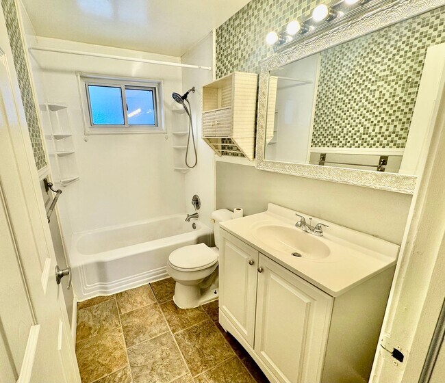 Foto del edificio - Charming 3 Bed/1.5 Bath Home - Integral Garage, Laundry in Basement - Available NOW in Turtle Creek!