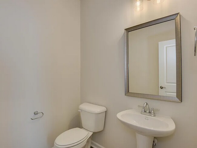 Baño de la planta baja - 693 Count Fleet Ct