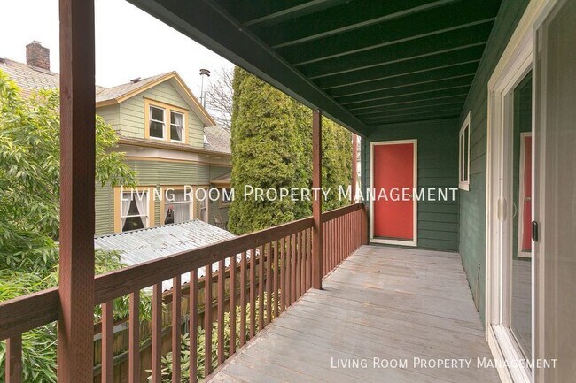 Building Photo - Top Floor Apartment With A Private Deck