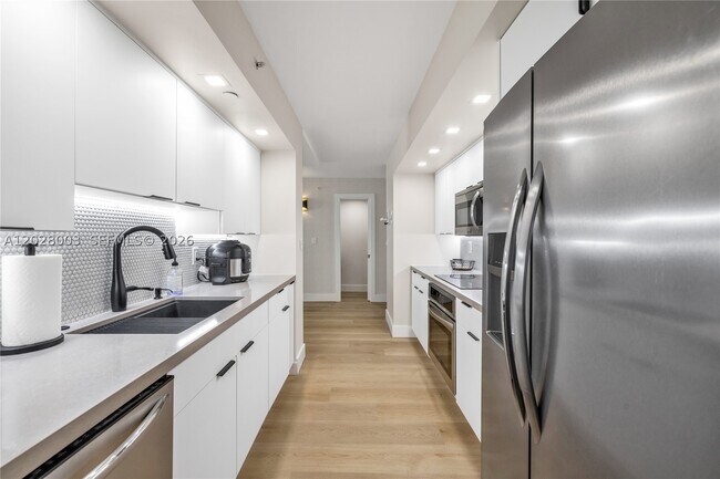 Foto del edificio - 6917 Collins Ave