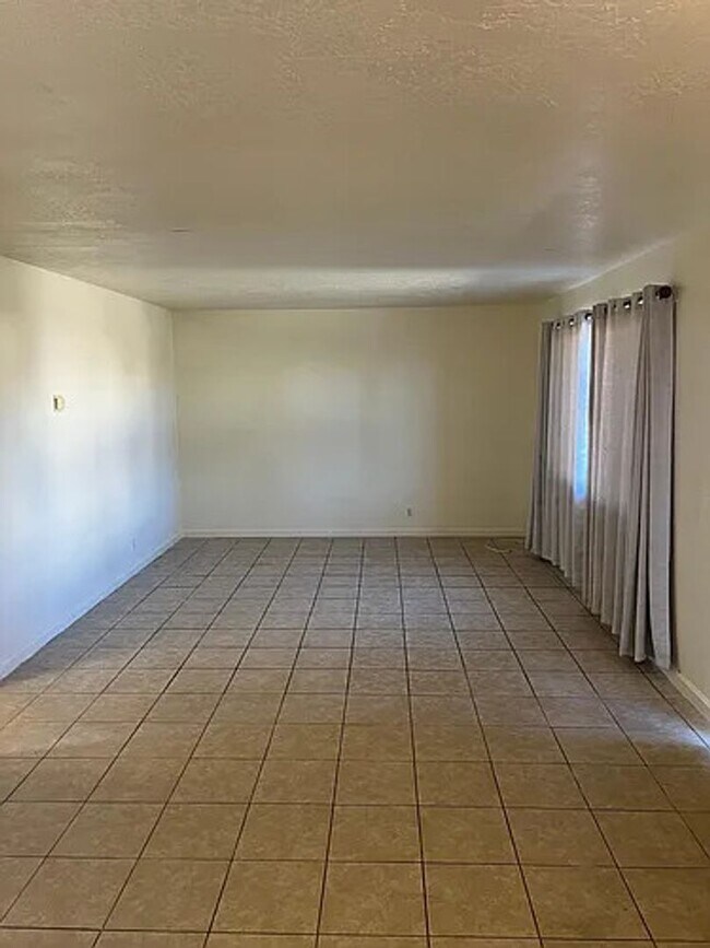 Foto del edificio - 13360 Navajo Rd