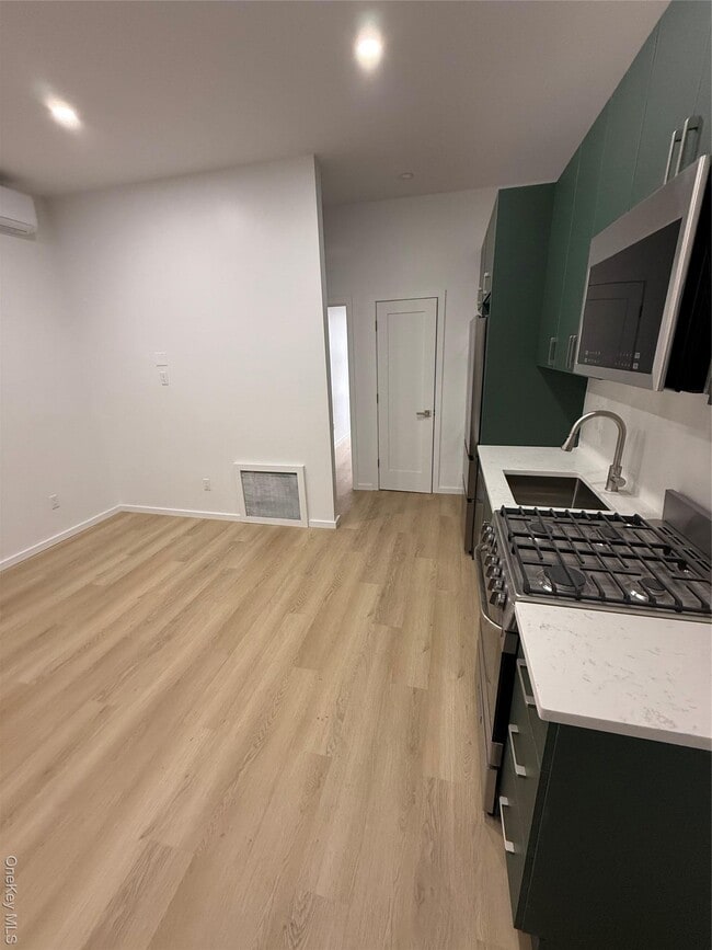 Foto del edificio - 74-45 62nd St