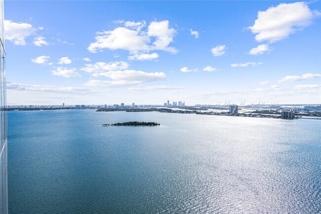 Building Photo - 700 NE 26th Terrace