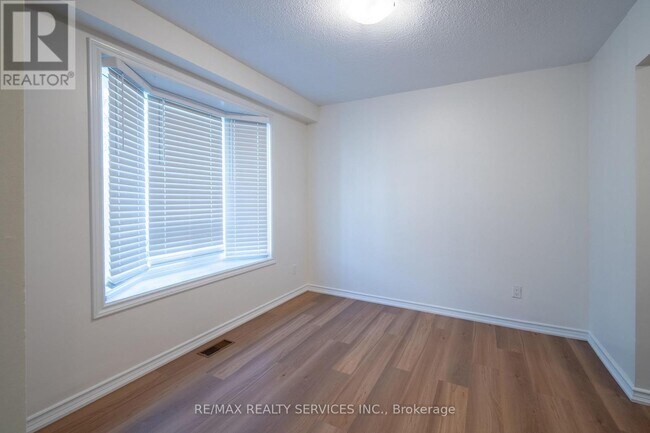 Photo du bâtiment - 100 Brownleigh Ave