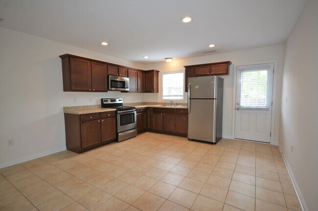 Building Photo - 2 Bedroom 2 Bath Duplex on Quiet Street in...