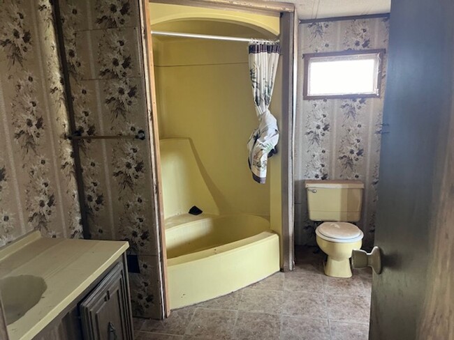 Building Photo - Rent to Own 2 or 3  Bedroom 2 Bath Owner w...