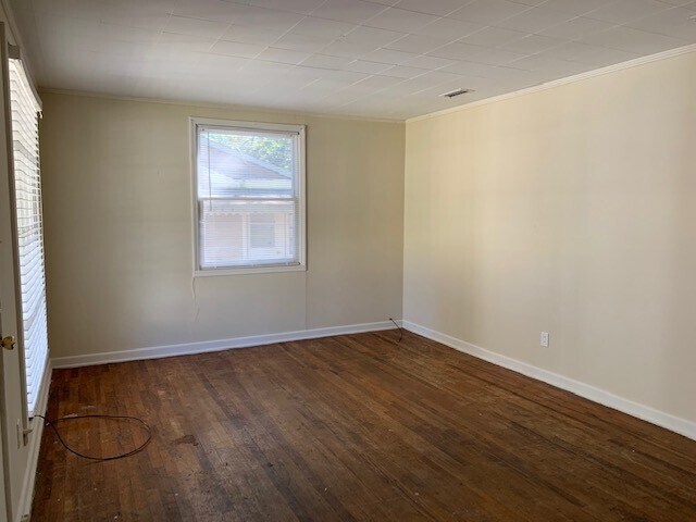 Building Photo - 3BD/1B home walking distance to VSU.