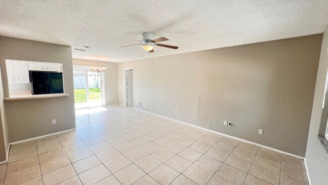 Foto del edificio - Conveniently Located 3 Bedroom Home Minute...