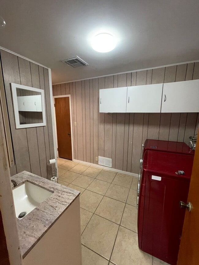 Building Photo - NEW ON MARKET