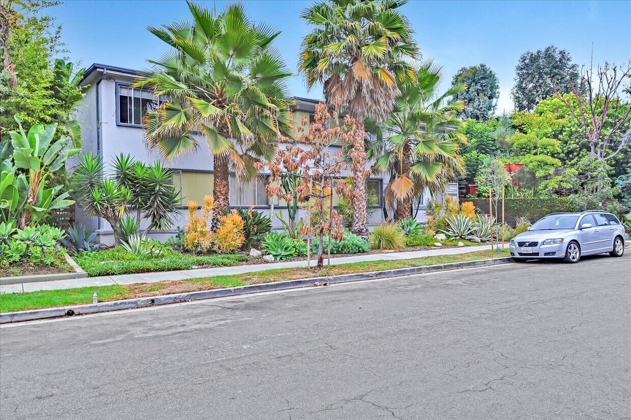 Foto principal - 827 Bay St