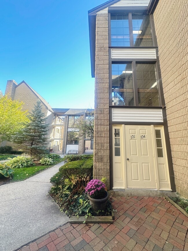 Building Photo - 183 Loomis Dr