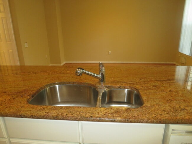 Building Photo - Luxury! Brick Front Townhouse in Longmead