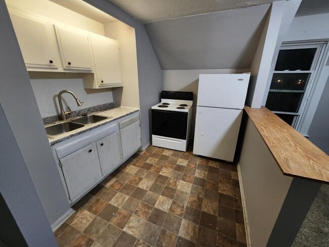 Foto del edificio - 460 Rose Ln NE